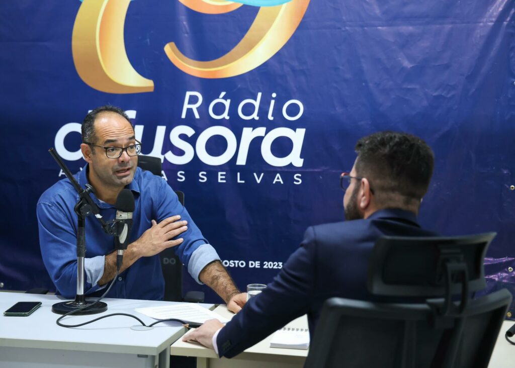 WhatsApp-Image-2024-05-21-at-13.47.17-1024x732-1 Governador Gladson Cameli destaca avanços em obras e políticas públicas durante entrevista na Rádio Difusora Acreana.