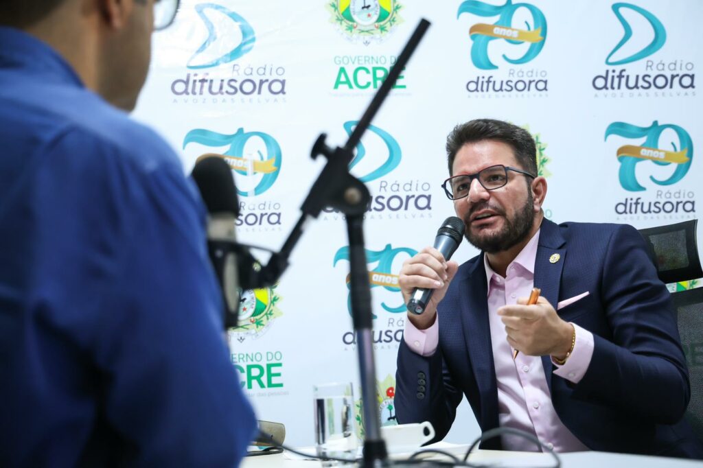 WhatsApp-Image-2024-05-21-at-13.47.18-1024x682-1 Governador Gladson Cameli destaca avanços em obras e políticas públicas durante entrevista na Rádio Difusora Acreana.