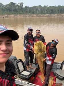 WhatsApp-Image-2024-09-01-at-14.19.02-225x300 PEIXE ´´ GIGANTE ´´ E CAPTURADO EM CAMPEONATO DE PESCA NA BOLIVIA FRONTEIRA COM O ACRE.