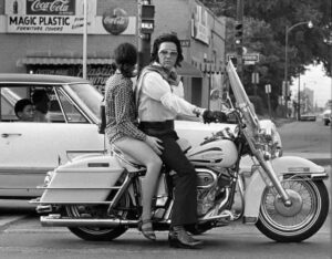 470195013_8655337831228773_7347570522372603673_n-300x234 Elvis Presley foi fotografado viajando por Memphis em sua motocicleta Harley-Davidson FLH Electra-Glide 1971, acompanhado por Mary Selph.