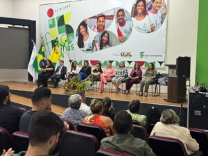 WhatsApp-Image-2025-06-18-at-19.10.56-1-300x225 Lei Joyce Araújo: Propostas de Socorro Neri para criminalizar estelionato sentimental e indução ao suicídio são debatidas em seminário no Acre