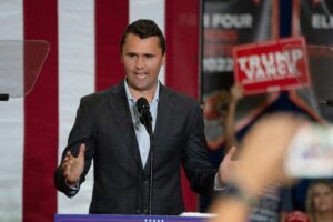 000_743Y4T9-1024x682-1-300x200 Charlie Kirk, ativista conservador aliado de Trump, é baleado e morre nos EUA