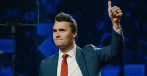 CharlieKirk-712x370-1-300x156 Charlie Kirk, ativista conservador aliado de Trump, é baleado e morre nos EUA