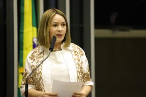 WhatsApp-Image-2025-10-21-at-20.17.38-300x200 “O que as companhias estão fazendo é um abuso com o consumidor”, diz Socorro Neri ao votar a favor na urgência que proíbe cobrança por bagagem de mão