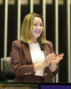 WhatsApp-Image-2025-11-01-at-11.53.25-1-240x300 Projeto de Socorro Neri que institui o Sistema Nacional de Educação é sancionado pela Presidência da República