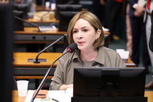 WhatsApp-Image-2026-04-13-at-12.49.49-300x200 Socorro Neri propõe projeto que cria medidas de prevenção, proteção e responsabilização para enfrentar a violência contra professores e profissionais da educação