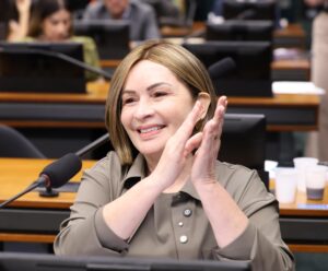 WhatsApp-Image-2026-04-22-at-21.06.48-300x248 Socorro Neri celebra avanço de proposta que põe fim à escala 6x1 na Câmara dos Deputados