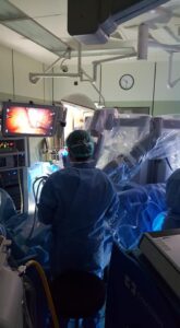 91305101_2555884221340593_7664591447219240960_n-165x300 O Dr. Roy Hidalgo Veizaga é renomado por seu trabalho em urologia e cirurgia minimamente invasiva.