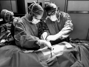 91876171_2555884118007270_9131427502990819328_n-300x225 O Dr. Roy Hidalgo Veizaga é renomado por seu trabalho em urologia e cirurgia minimamente invasiva.